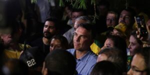 Flávio Bolsonaro impõe condições para liberar sigilos