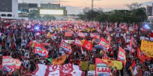 Milhares de estudantes tomam a Esplanada em apoio a Lula