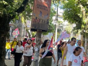 Manifestantes percorrem Corredor da Vitória em Salvador com bandeiras e cantos em apoio a Lula