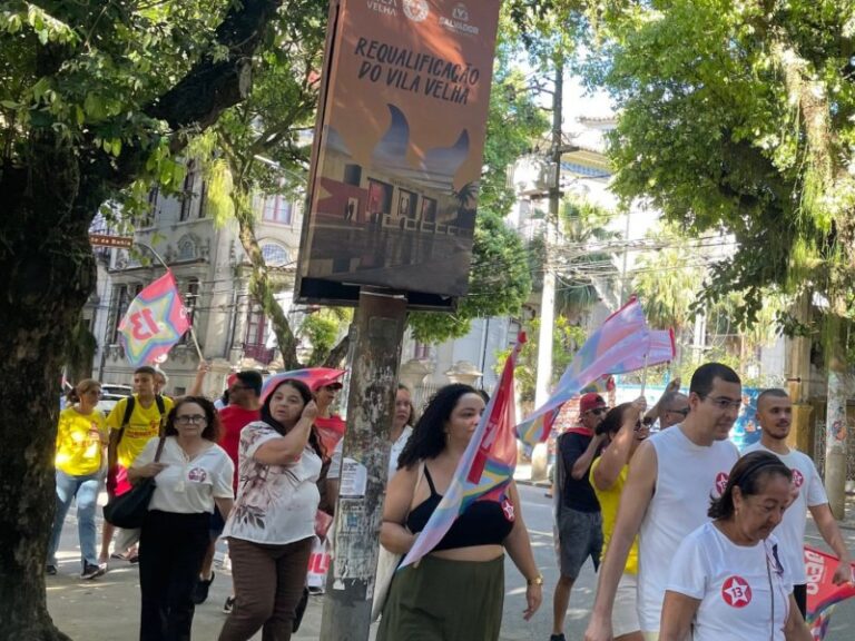Manifestantes percorrem Corredor da Vitória em Salvador com bandeiras e cantos em apoio a Lula