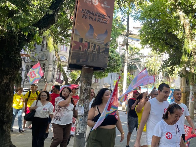 Manifestantes percorrem Corredor da Vitória em Salvador com bandeiras e cantos em apoio a Lula