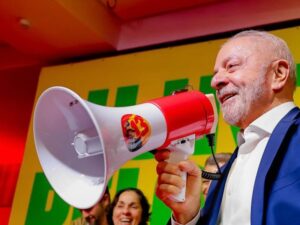 Lula afirma que ficou “perplexo” com criança segurando arma em cima de carro em Parnamirim