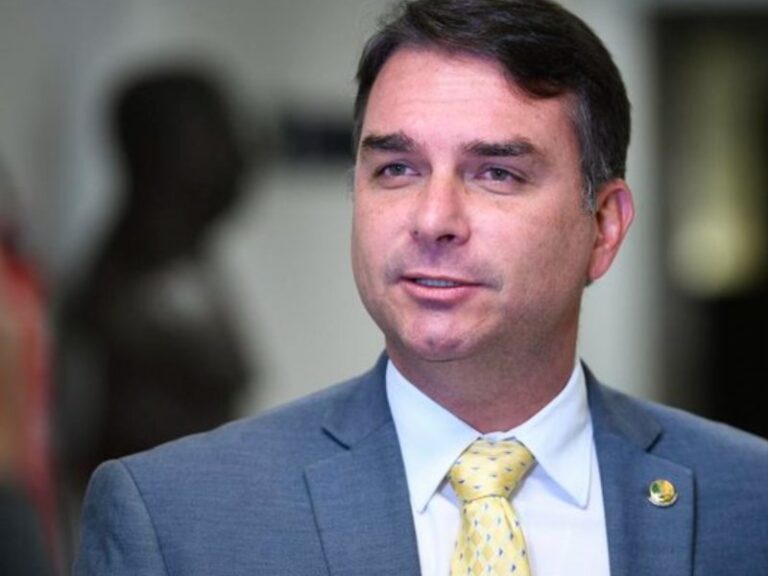 ‘Não vão calar minha voz’, diz Flávio Bolsonaro após propaganda ir ao ar sem áudio