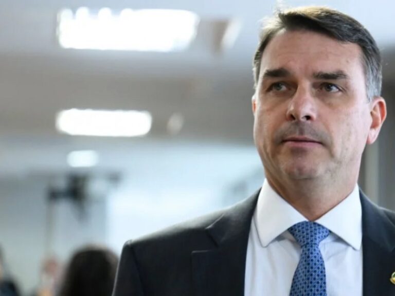 Flávio Bolsonaro anuncia que não participará de debate da Band