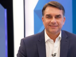 Flávio Bolsonaro promete manter fim da escala 6×1 e descarta reverter decisão do Congresso