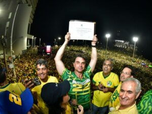 Flávio Bolsonaro recebe título de cidadão de Salvador durante ato político na Barra