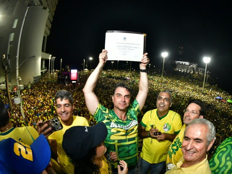 Flávio Bolsonaro recebe título de cidadão de Salvador durante ato político na Barra
