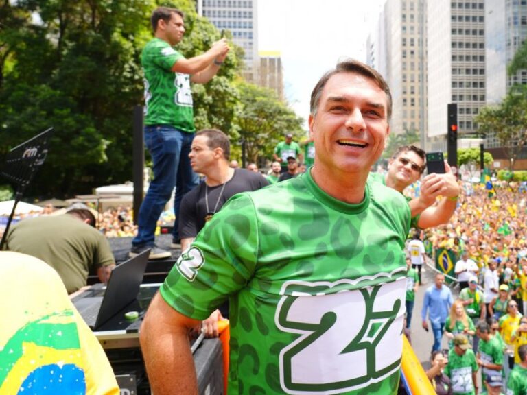 Flávio Bolsonaro reúne multidão na Avenida Paulista em ato de campanha em São Paulo