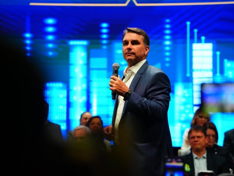 Justiça suspende entrega de título de cidadão de Salvador a Flávio Bolsonaro