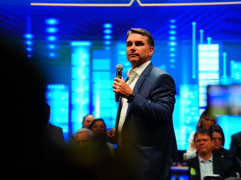 Justiça suspende entrega de título de cidadão de Salvador a Flávio Bolsonaro