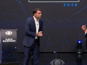Flávio questiona por que 73% dos presidiários votaram em Lula, e presidente responde: ‘Quero que vote 100%, até teu pai’