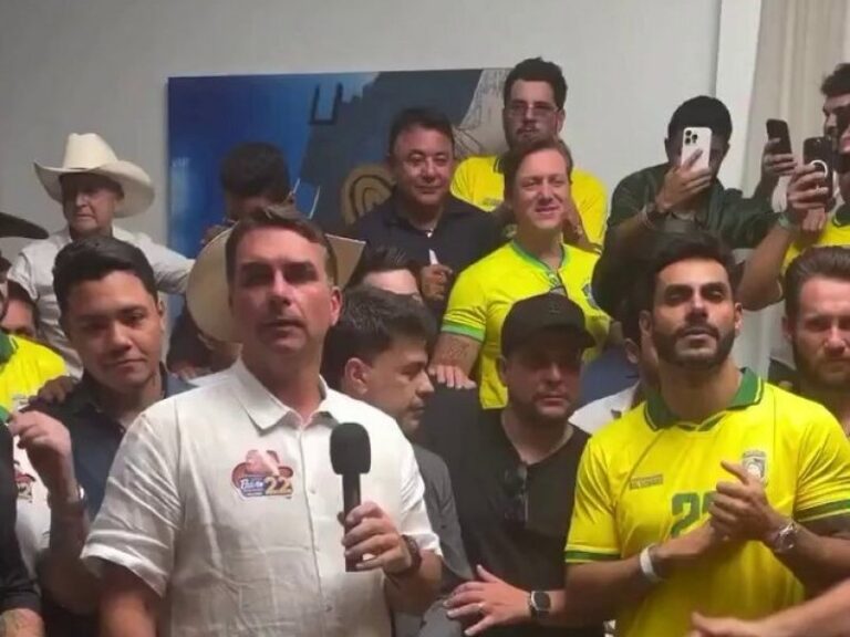 Flávio Bolsonaro reúne mais de 30 cantores sertanejos em apoio à sua candidatura