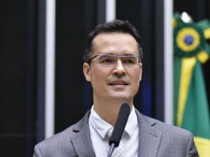 Flávio Bolsonaro escala Deltan Dallagnol para analisar documentos de Lula