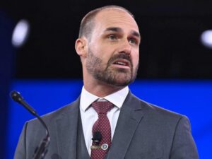 Eduardo Bolsonaro fala em “mandar fuzileiros navais” se Flávio perder eleição