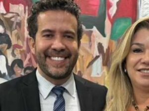 Flávio convida ex-mulher de Janones para debate da Globo em estratégia para barrar deputado