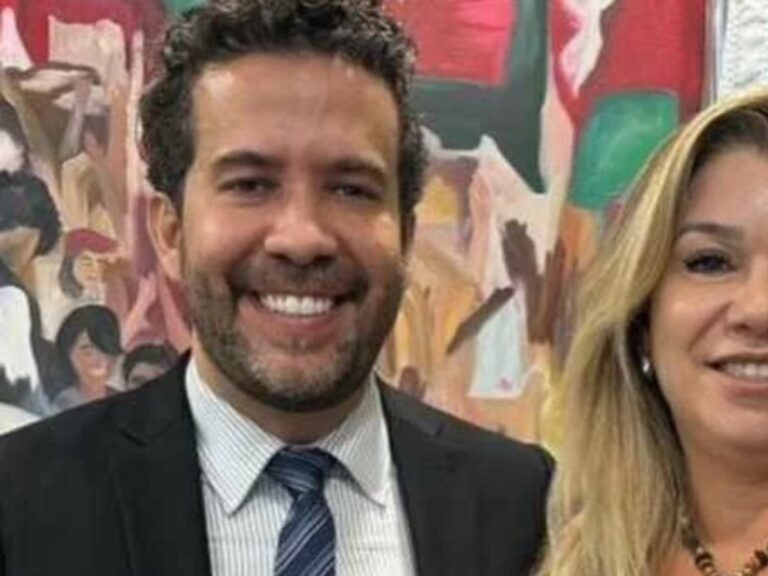 Flávio convida ex-mulher de Janones para debate da Globo em estratégia para barrar deputado