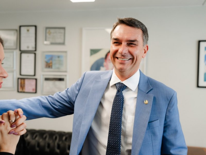 Flávio Bolsonaro comemora com esposa e aliados após debate na Globo