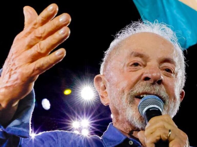 Em feito único na história, Lula vence o segundo turno após perder o primeiro e é eleito Presidente pela quarta vez