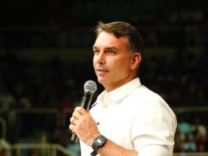 Flávio Bolsonaro supera Lula no 2º turno entre presos da Papudinha