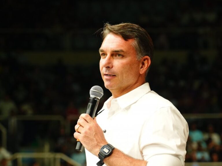 Flávio Bolsonaro supera Lula no 2º turno entre presos da Papudinha