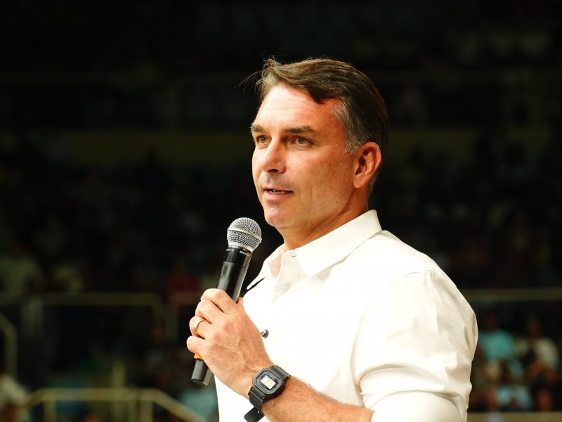 Flávio Bolsonaro supera Lula no 2º turno entre presos da Papudinha