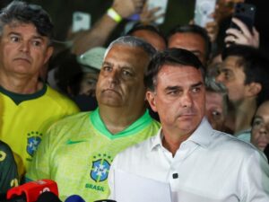 Flávio Bolsonaro teria deixado o Brasil após derrota nas eleições, diz jornal argentino