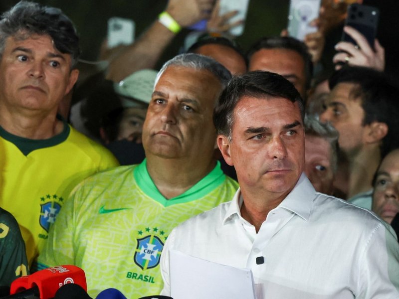 Flávio Bolsonaro teria deixado o Brasil após derrota nas eleições, diz jornal argentino