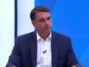 EUA concederão vistos a Flávio Bolsonaro e familiares após senador deixar o Brasil