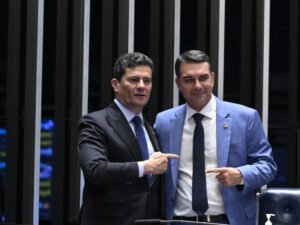Moro chama ida de Flávio Bolsonaro para os EUA de “compreensível”