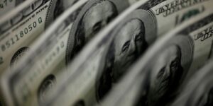 Dólar sobe 8,21%, e bolsa cai 13,88% após reeleição de Lula