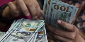 Dólar fecha abaixo de R$ 5 e recua 1,58% na semana
