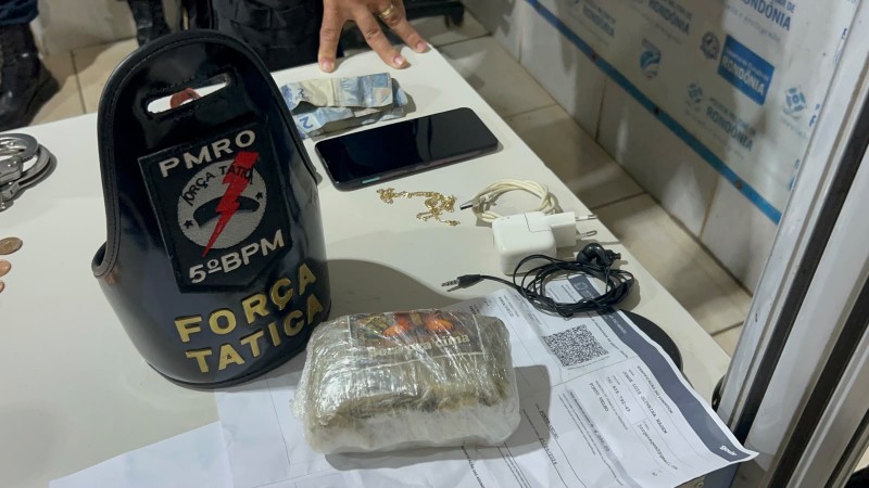 Motoboy fura sinal vermelho, quase bate em viatura e acaba preso com meio quilo de maconha - Polícia