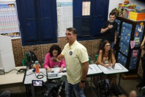 Flávio Bolsonaro é intimado a entregar passaportes após decisão de Alexandre de Moraes – Nacional