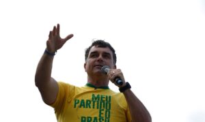 Aliado de Trump diz que Flávio Bolsonaro chegou aos EUA – Nacional
