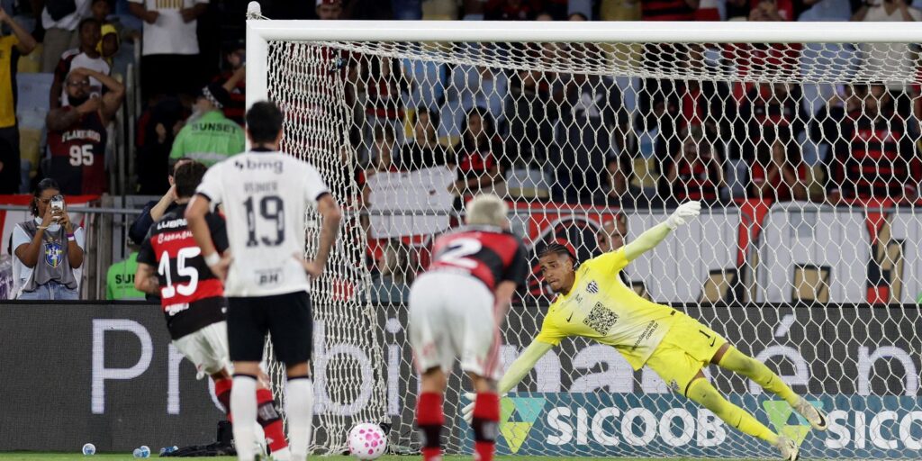 Gol nos acréscimos assegura Flamengo na liderança do Brasileirão