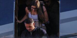 Aeronave com Flávio Bolsonaro e família pousa nos Estados Unidos
