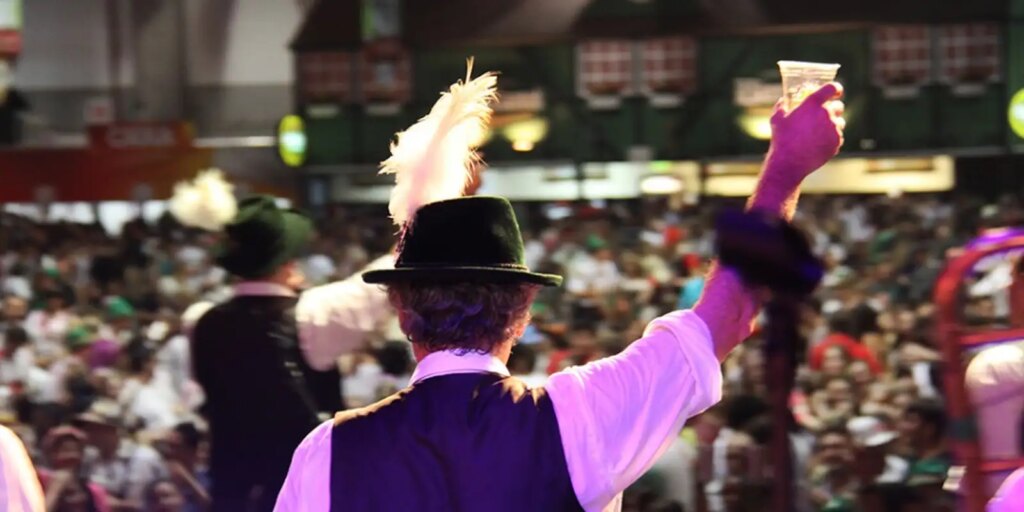 Oktoberfest de Blumenau reúne atrações e celebra tradição germânica