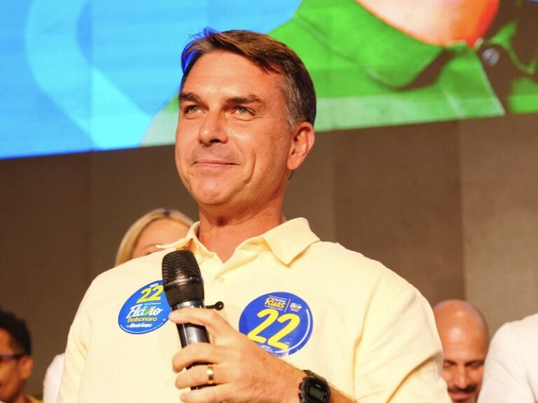 “Se eu pudesse, pediria voto”, diz bispo evangélico durante evento com Flávio Bolsonaro no Rio de Janeiro