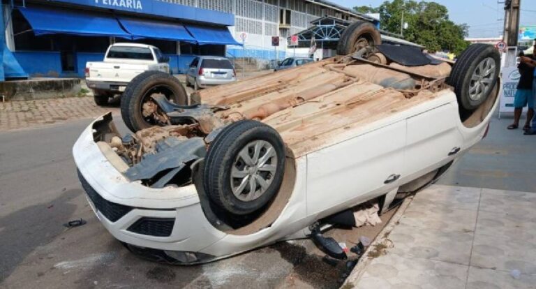Carro capota em rua no interior de Rondônia; motorista é levado à UNISP