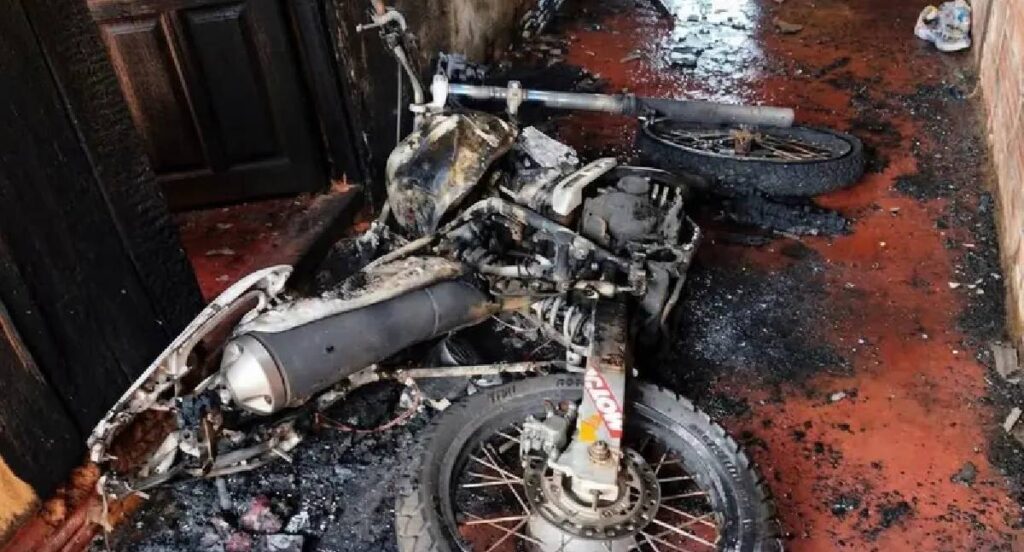 Motocicleta é incendiada após discussão de casal em Rondônia