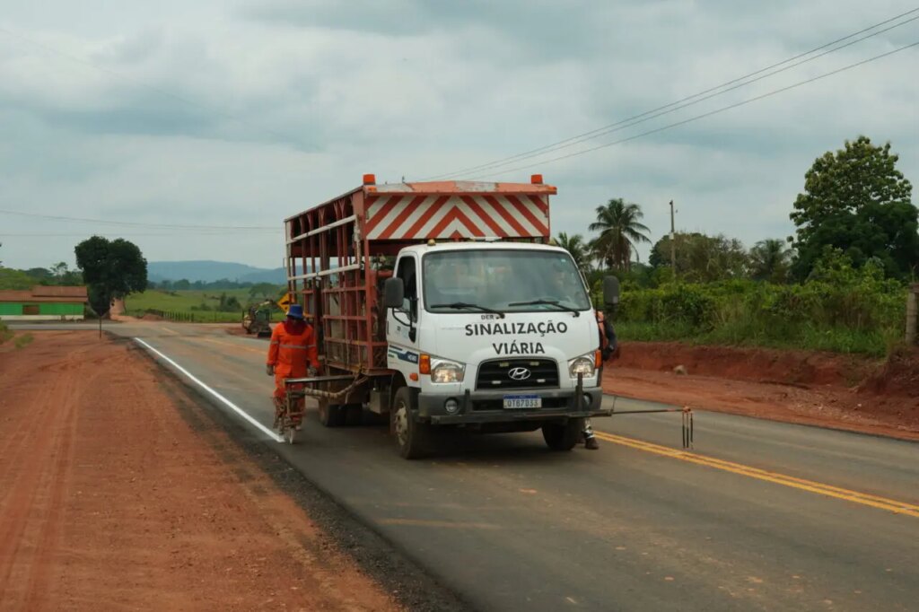 Estradas, Transportes, Serviços Públicos – Sinalização horizontal é concluída em 2,1 km da RO-010, no município de Mirante da Serra – Governo do Estado de Rondônia