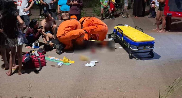 Acidente entre moto e carro deixa mulher gravemente ferida