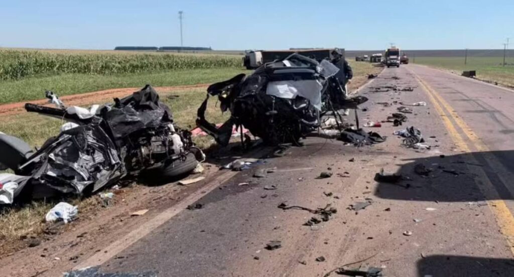 Acidente grave entre veículos pesados deixa uma pessoa morta na BR-364