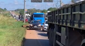 Acidente no km 200 da BR-364 deixa trânsito bloqueado em Pimenta Bueno
