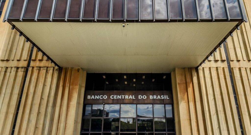 Banco Central aponta estabilidade no sistema financeiro, mas alerta para endividamento das famílias
