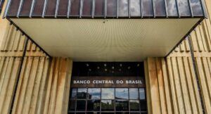 Banco Central aponta estabilidade no sistema financeiro, mas alerta para endividamento das famílias