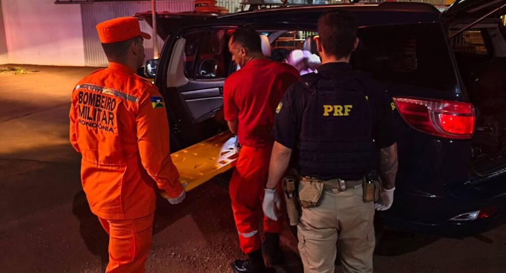 Bebê nasce dentro de viatura da PRF durante auxílio à gestante na BR-425, em Guajará-Mirim