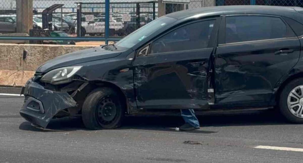 Caminhão arrasta carro após colisão na BR-364