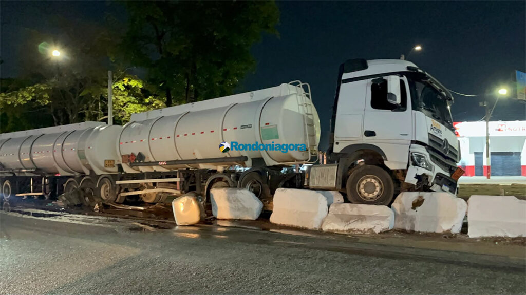 Caminhão-tanque destrói barreira de concreto na subida de viaduto da BR-364 – Polícia