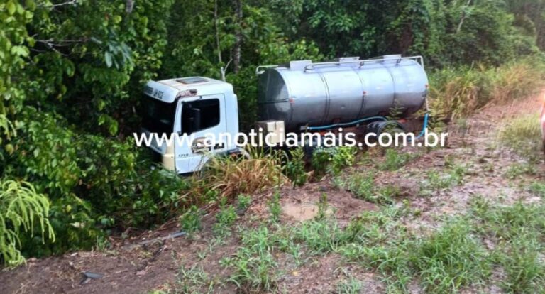 Caminhão leiteiro cai em ribanceira na BR-364 após desviar de veículo em RO
